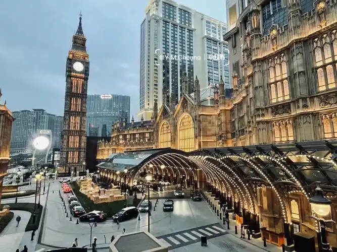 澳门伦敦人澳门酒店的天花板呀