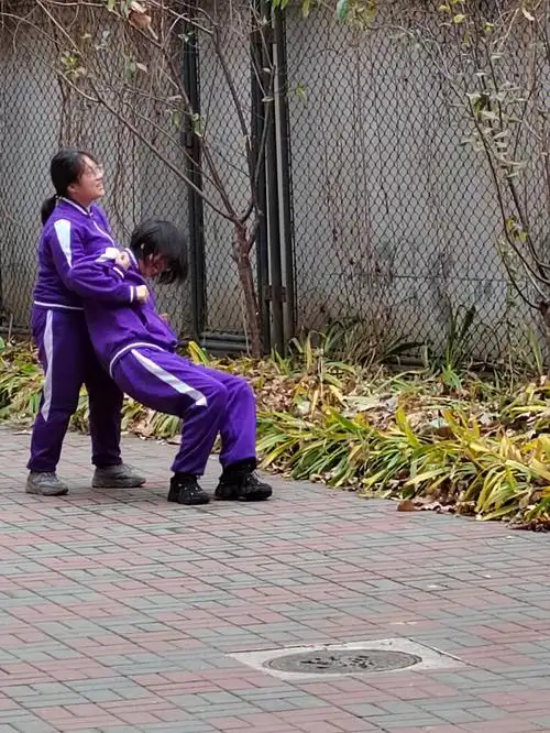 在学校摔了个跤