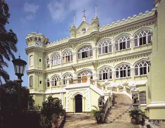 香港大学建于1910年2月26日,这是其中历史最悠久的建筑就是本部大楼.