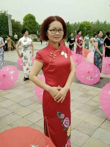 娉婷玉立的董华荣旗袍走秀中的站姿好优美