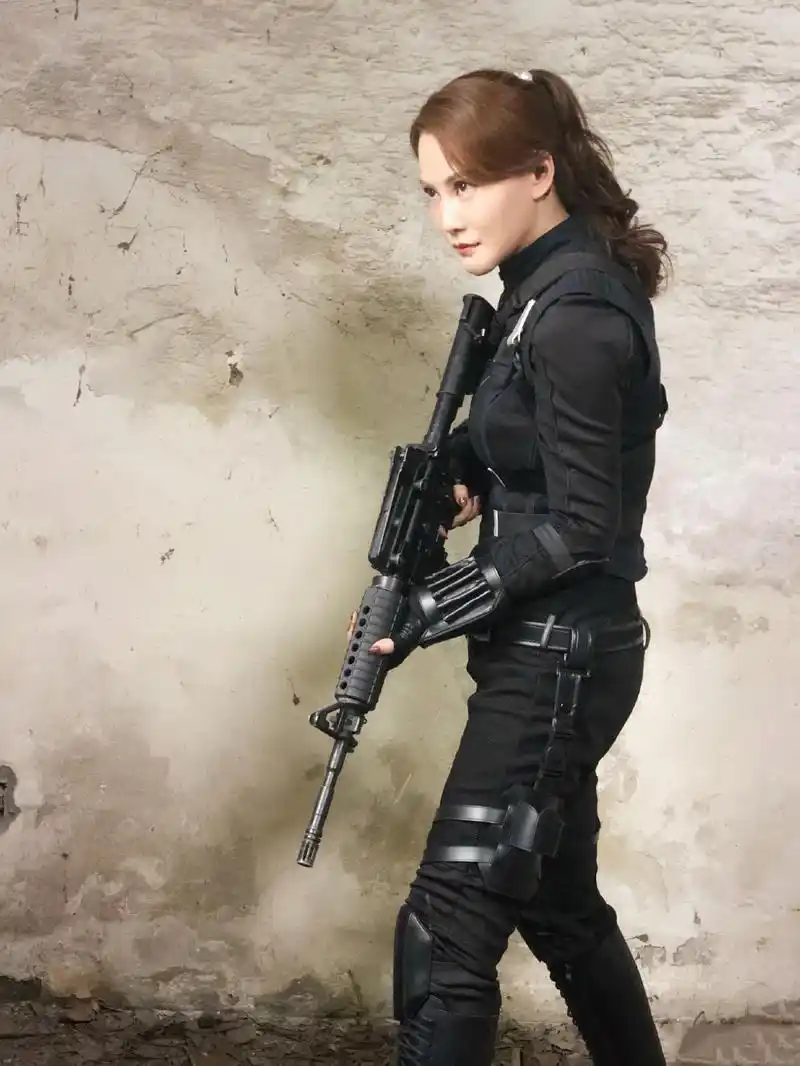 《火凤凰》沈兰妮性感火辣写真,女性荷尔蒙爆表!