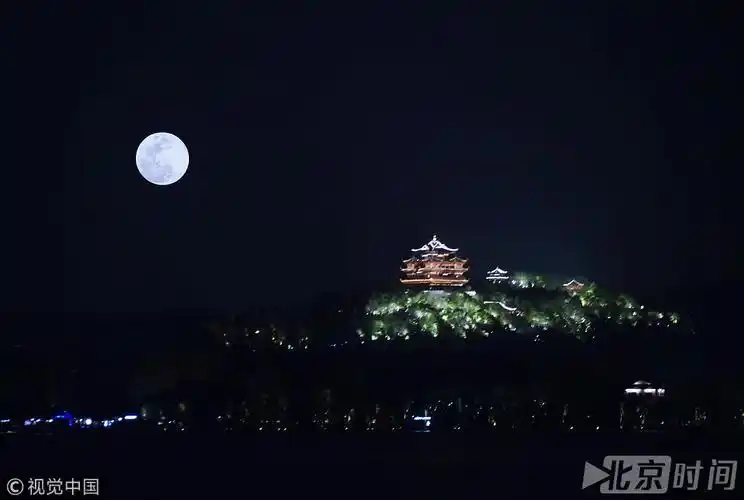 3月31日,国内多地现"蓝月亮".