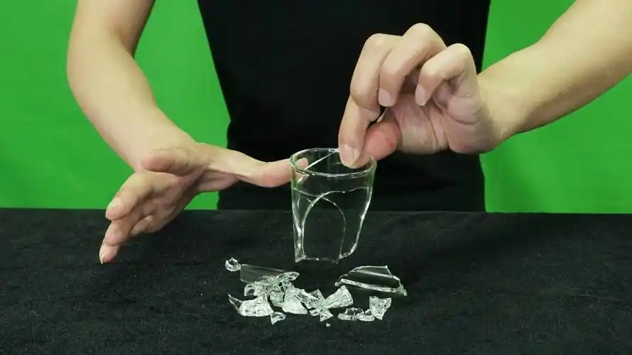 忽悠我10年的神奇魔术3秒爆碎杯子简单你能看破吗