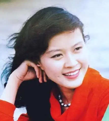 此外,方舒还和妹妹方卉主持过《正大综艺》,和赵忠祥等人一起主持过