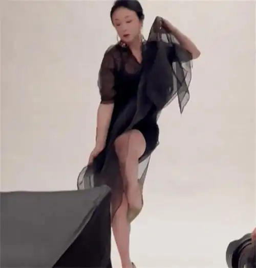 近日,金星在自己的社交网站上分享了一段舞蹈写真花絮视频,吸引了众多