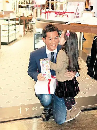 古天乐出席活动遭小妹妹偷吻 小男孩抗拒