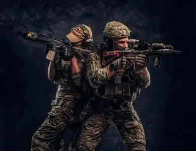 两名士兵两名全副武装的特种部队士兵手持突击步瞄准目标.