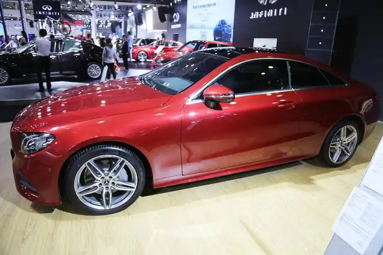 奔驰eclasscoupe60万级别时尚轿跑车车展实拍