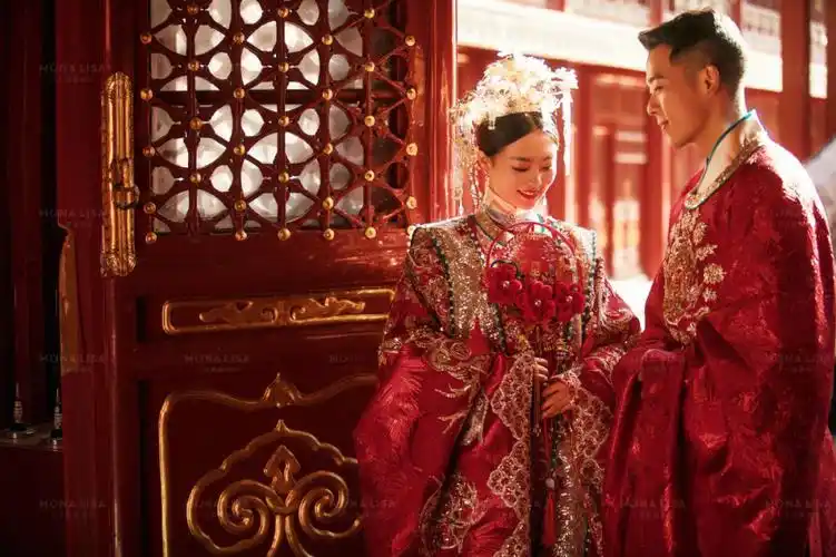 婚纱照凤冠霞帔