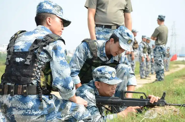 空政文艺兵到基层当兵纪敏佳挥刀练捕俘