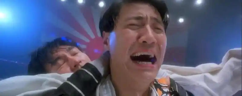 周星驰饰演的外卖小子何金银,代表社会底层.