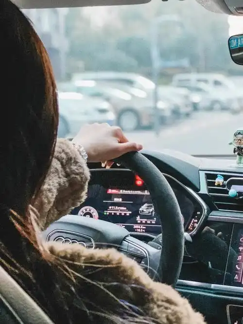 这台 q3 陪伴着她度过了从陌生的实习开车,到后来熟练驾驭的全状态