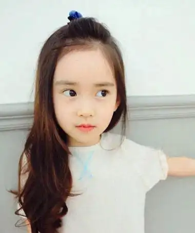 秋天脸小女孩头发怎么扎才好看 脸小头长的女孩适合扎头发么