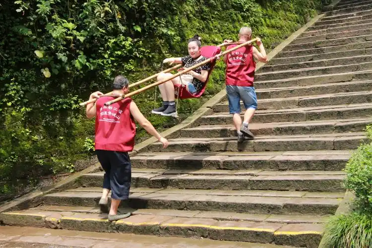 很想拍一张他和那位被抬着的女士并排上山的镜头,但一直没有机会