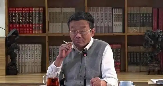 复旦教授王德峰上课吸烟遭众家长投诉学生你们懂什么