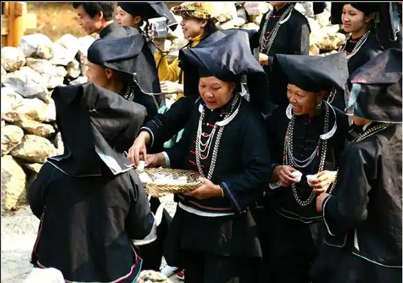 p data-id="gnwu2iidbj">黑衣壮是广西壮族的一个支系,即布嗷,布敏两