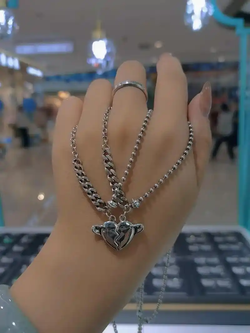 情侣项链拼接 #情侣项链推荐 维罗纳纯银店内实拍图片 - 抖音