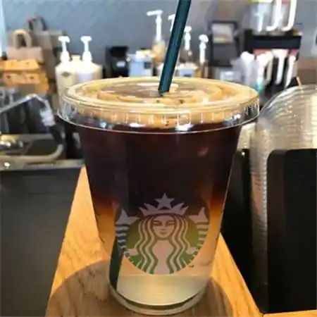 手拿星巴克图片真实实拍手拿星巴克图片适合发朋友圈