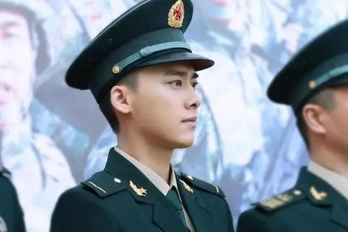 《号手就位》是首部火箭军题材的影视作品,李易峰,陈星旭的军装造型