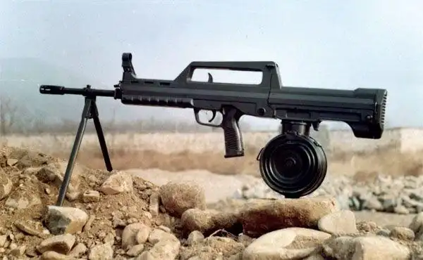 1993年12月,95式枪族班用机枪样品,图中配用转向弹鼓 猜你喜欢 军工