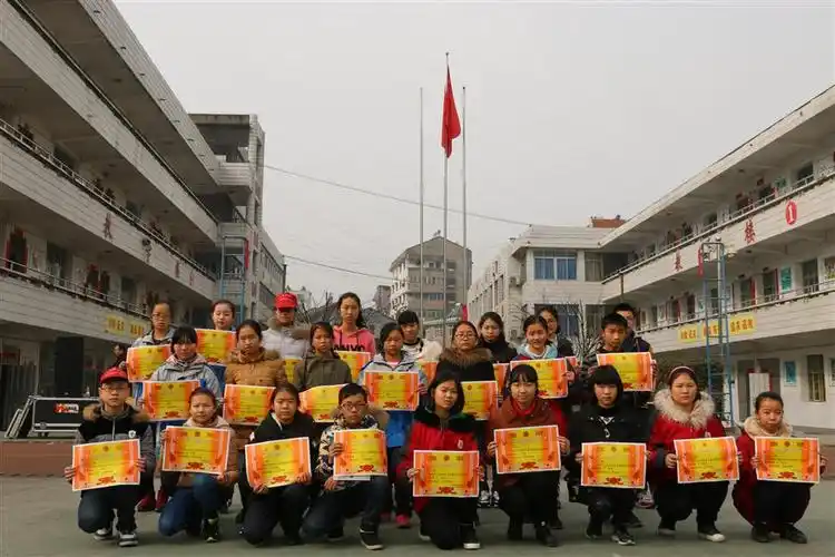 小溪塔三中举行"庆元旦 迎新年"学生素质大展示