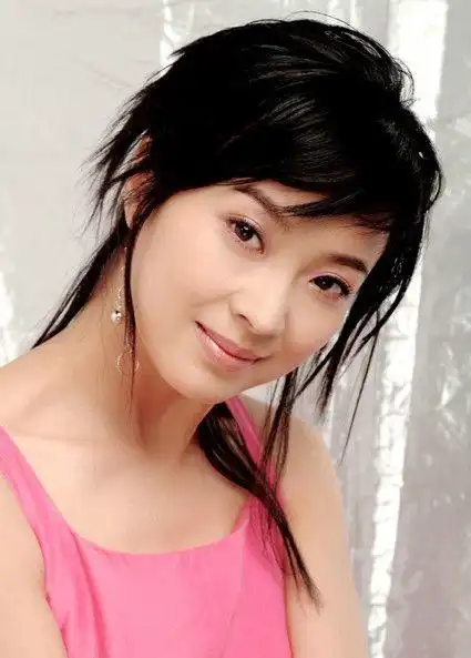 苏岩:中国内地女演员,一位非常有气质的小姐姐,时尚感十足!