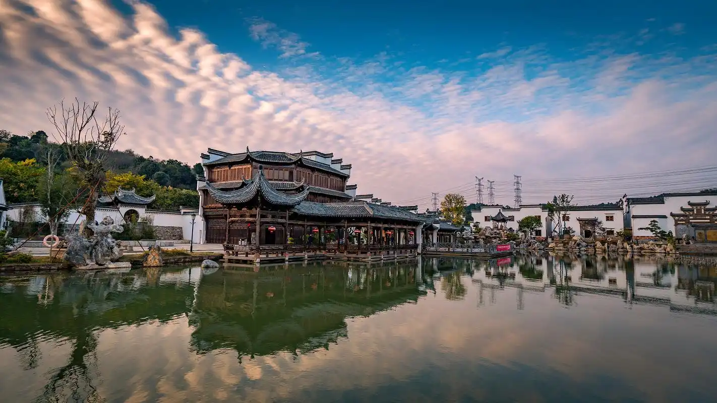 在江南的温婉水乡中,湖州以其独特的自然风光和深厚的历史文化底蕴