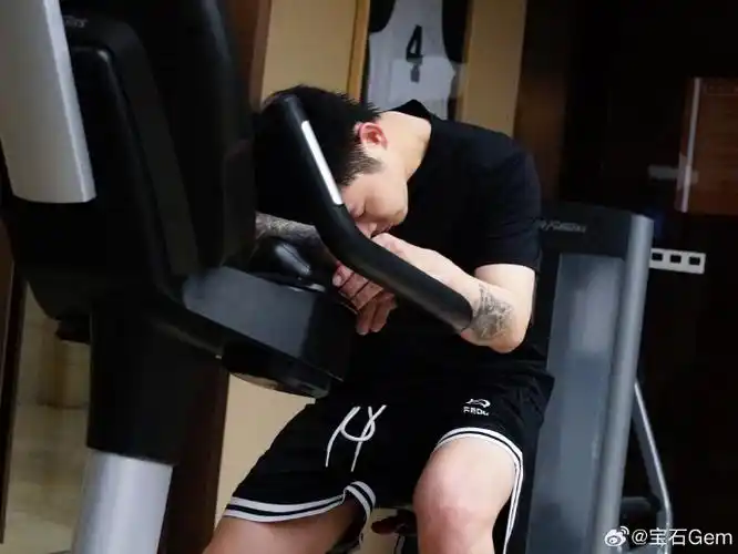 陈赫老舅王勉艾福杰尼写了首熬鹰歌#熬鹰那天的觉,今天健身的时候都