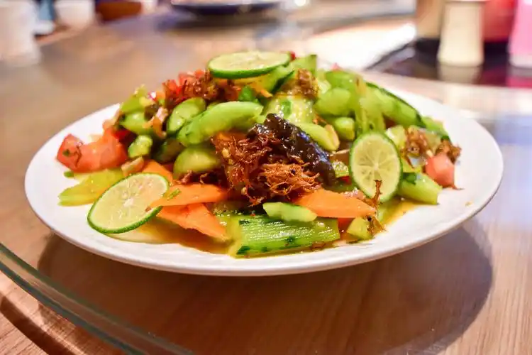 柠檬组成了浓郁的傣式风味 再加上云南这边特色的野菜-树花 是夏天的