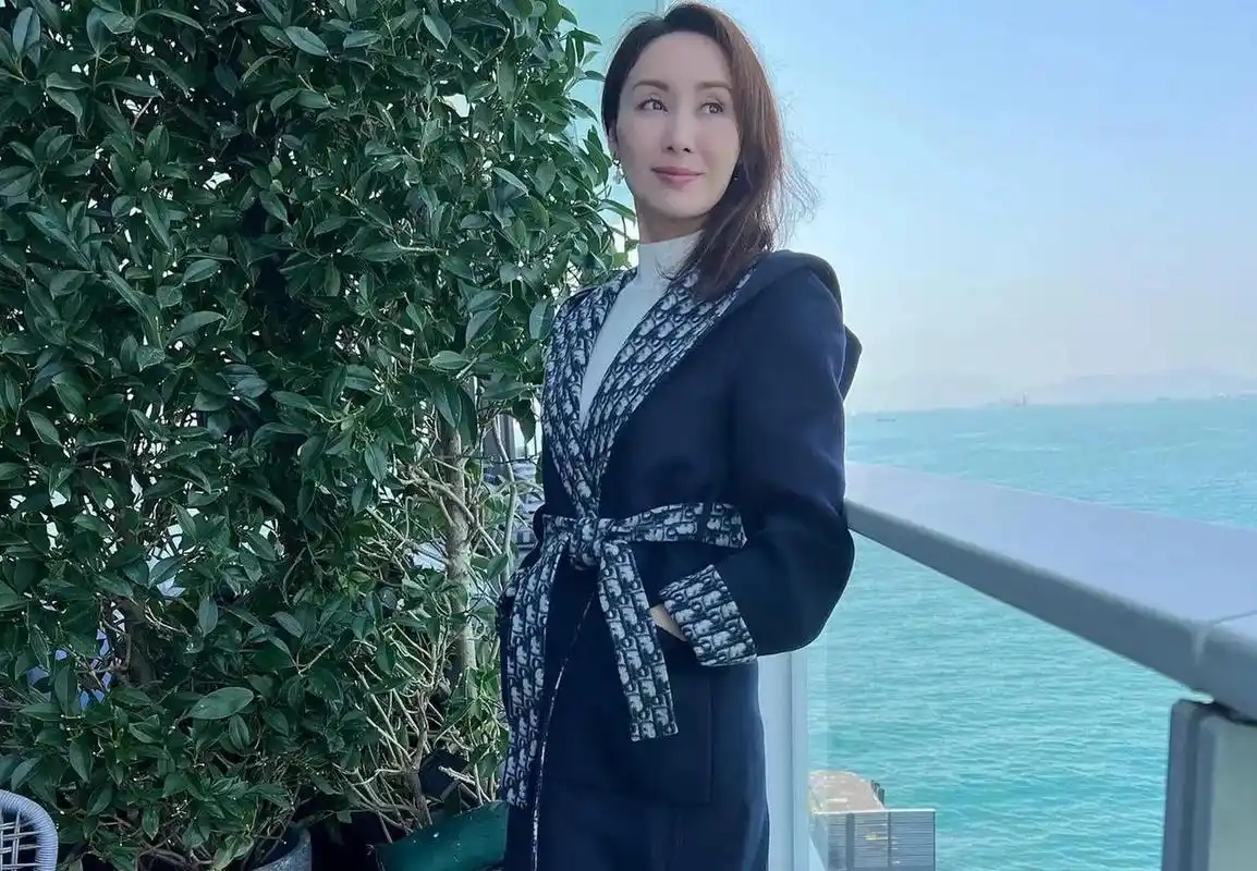 领动计划# 香港著名女星郭可盈的近照,她已经52岁了,颜值和气质都