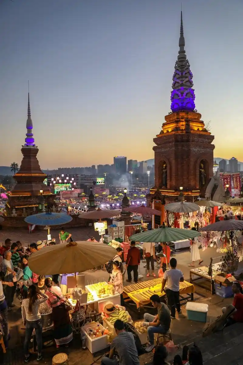 西双版纳:东南亚最大的夜市,星光夜市  位于大金脚下,毗邻湄公河.