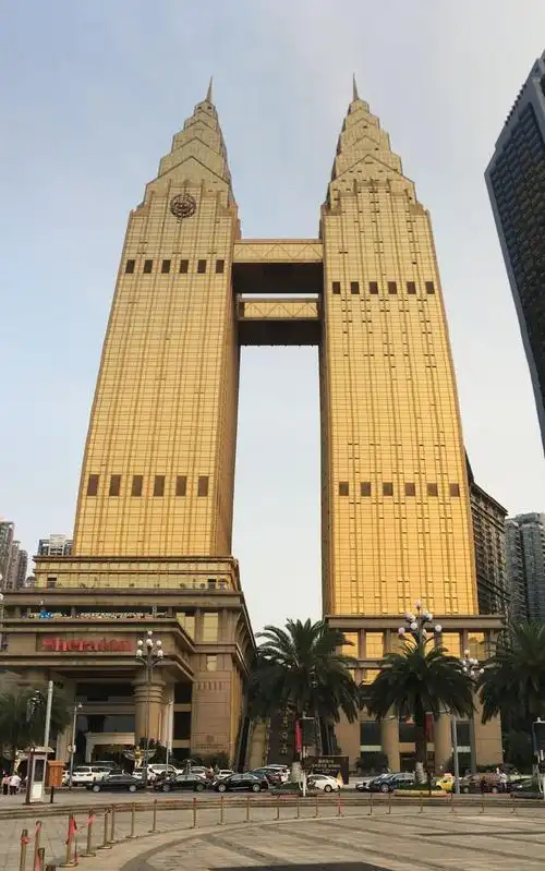 南滨路喜来登大酒店是重庆市区最豪华的国际酒店,双子座,外墙金碧辉煌