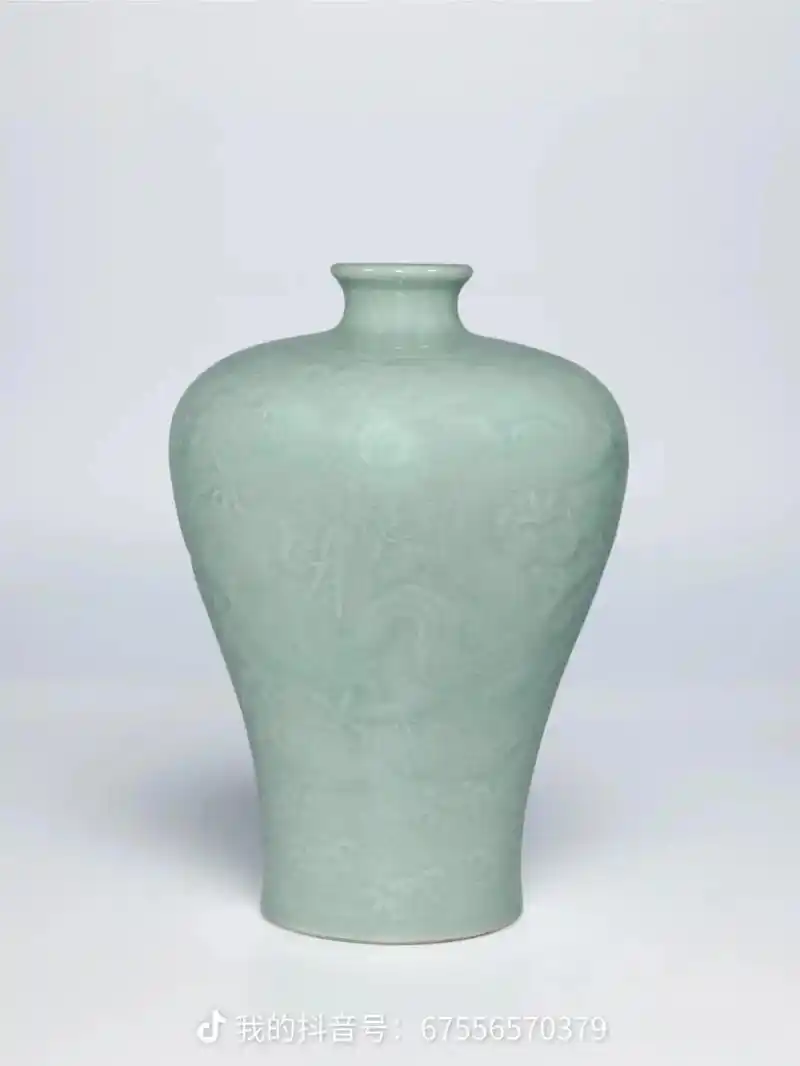 中国瓷器超凡之美,美艳世界,清乾隆《粉青釉雕海水龙纹梅瓶》六 - 抖