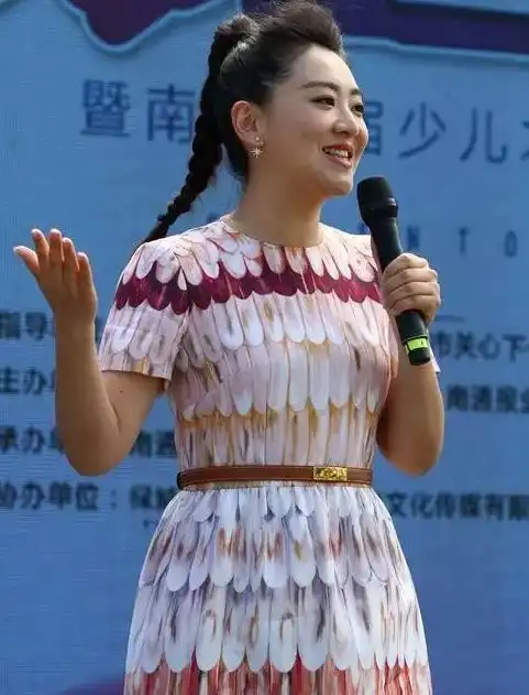 月亮姐姐怎么都不老?穿粉色衬衫还很嫩,在她身上验证了冻龄!