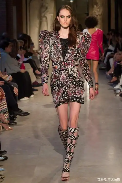 带有浓郁的意大利巴洛克风格的时装