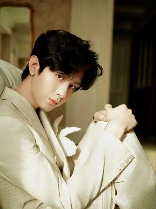 成毅立体莲花西装造型真的好帅#微博视界大会