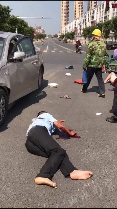 三轮车怼上小轿车丨夏季车祸频发生驾驶还得更谨慎