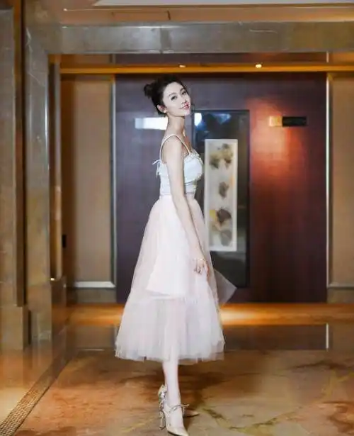 王子璇初露头角,迷人身材十分吸睛,不愧是王一博吻过的女人_裙子_女孩