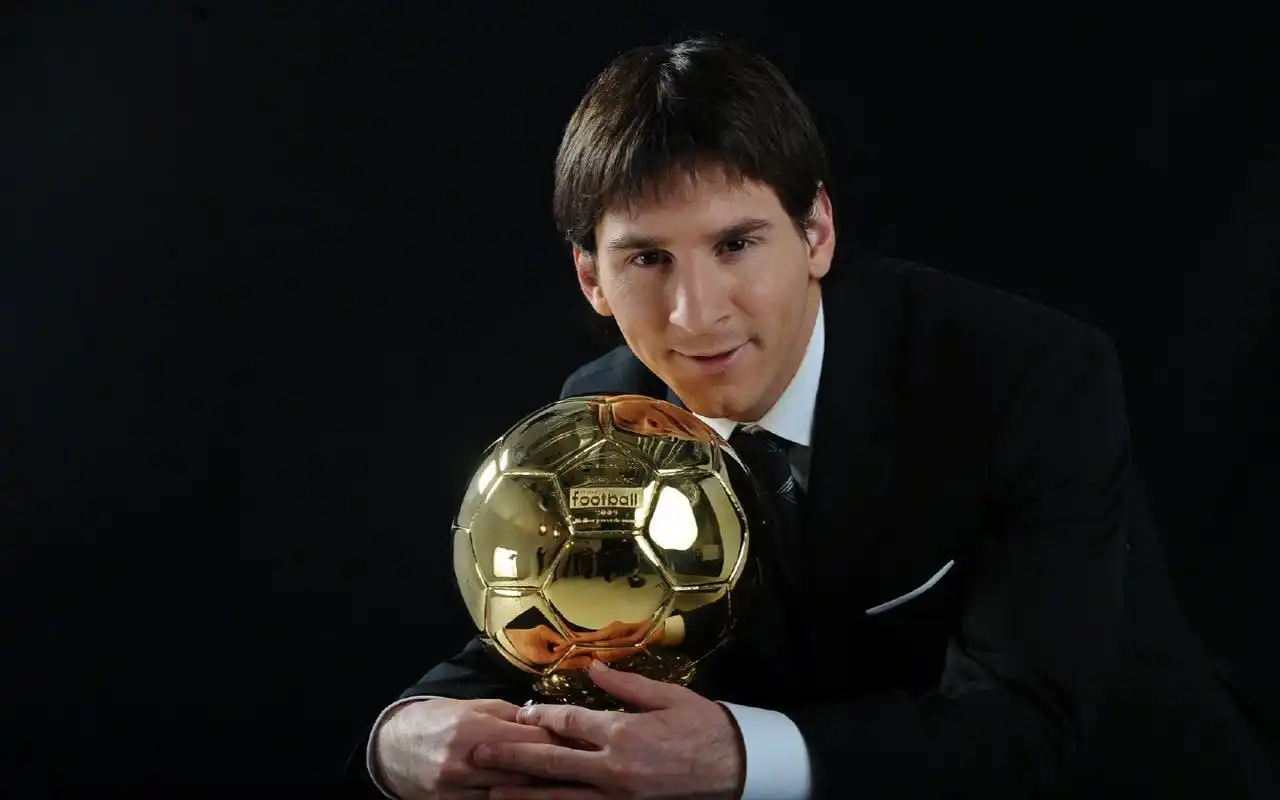 时光如梭!09年的今天梅西首获金球奖 他统治足坛已有11年了