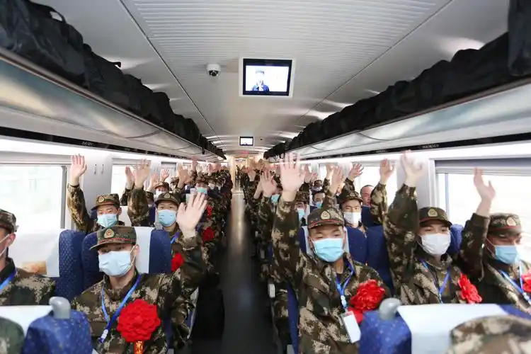 让"尊崇"之光闪耀戎城-宜宾市严密组织新兵欢送仪式