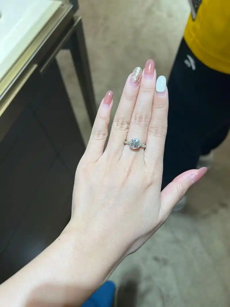 而且品牌谐音寡妇 卡地亚destinee 比较日常,看着也挺不