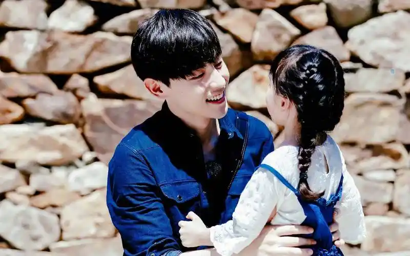 杨颖被曝与邓伦现身三亚度假!黄晓明怎么想?_网友_baby_冲浪