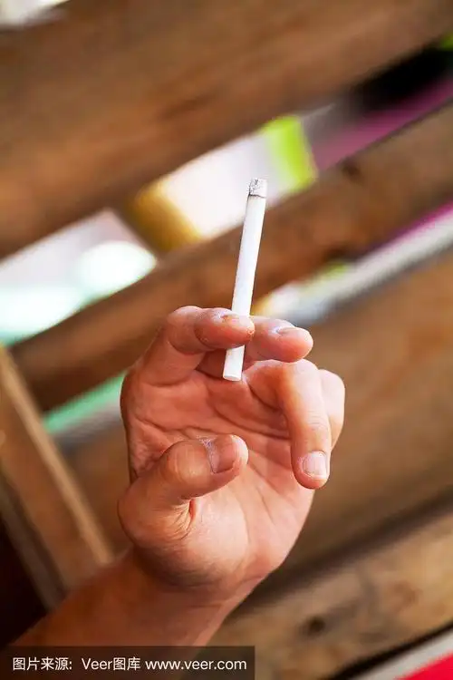 男性手拿香烟