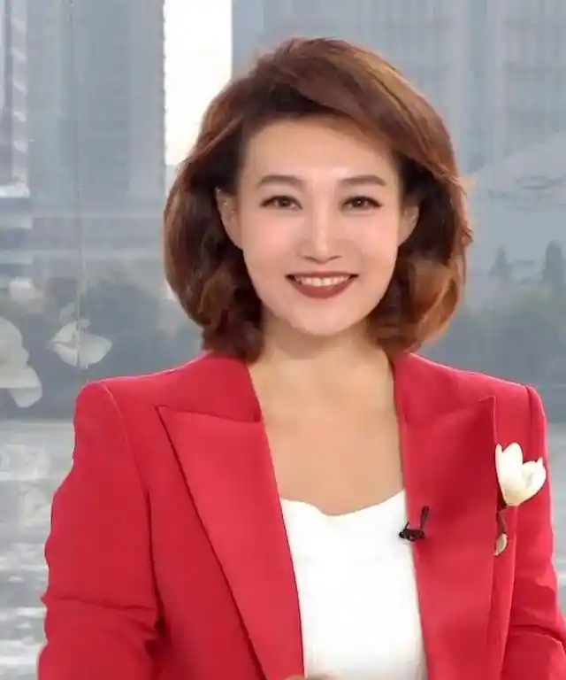 原创李梓萌惊喜亮相元宵晚会,褪去假发西服的她,竟是隐藏的穿搭达人