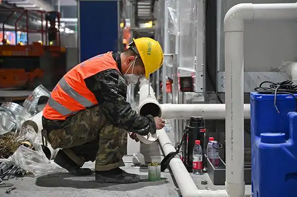 工人在进行水管施工.本文图片均为 中建三局一公司 图