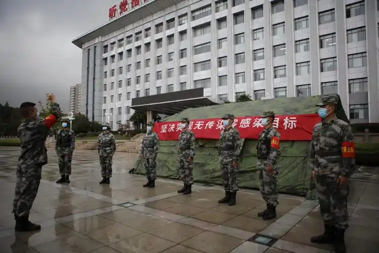 让党旗在抗疫一线高高飘扬——战略支援部队某部扎实做好疫情防控执勤