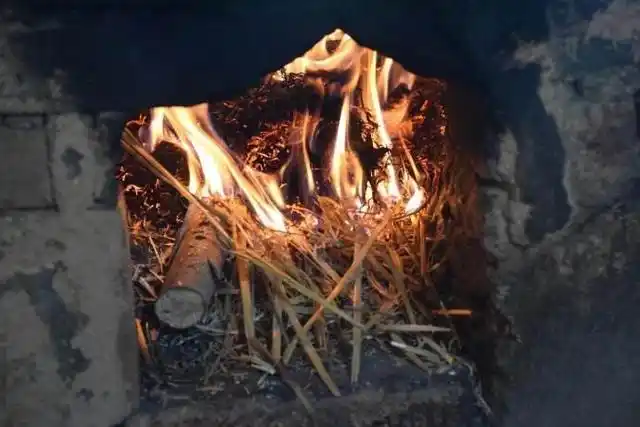 农村柴火灶里的草木灰柴火灶农村家用烧木柴