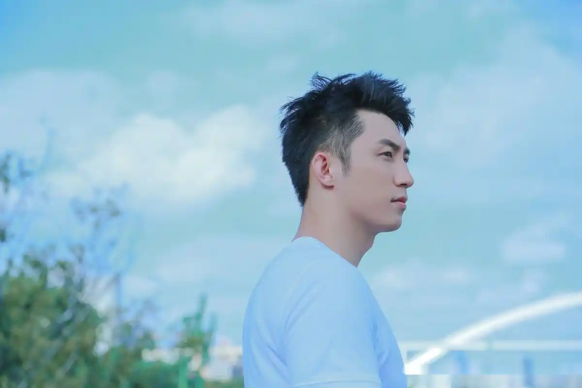 中秋已至,皎月将圆,每一个中秋,黄景瑜陪你在身边中秋快乐!