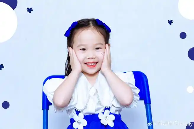 一位可爱的小萌娃正沉浸在快乐的童真时光.