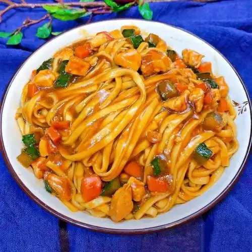 肉丁盖浇面,金黄诱人,开胃可口,吃一次想第二次